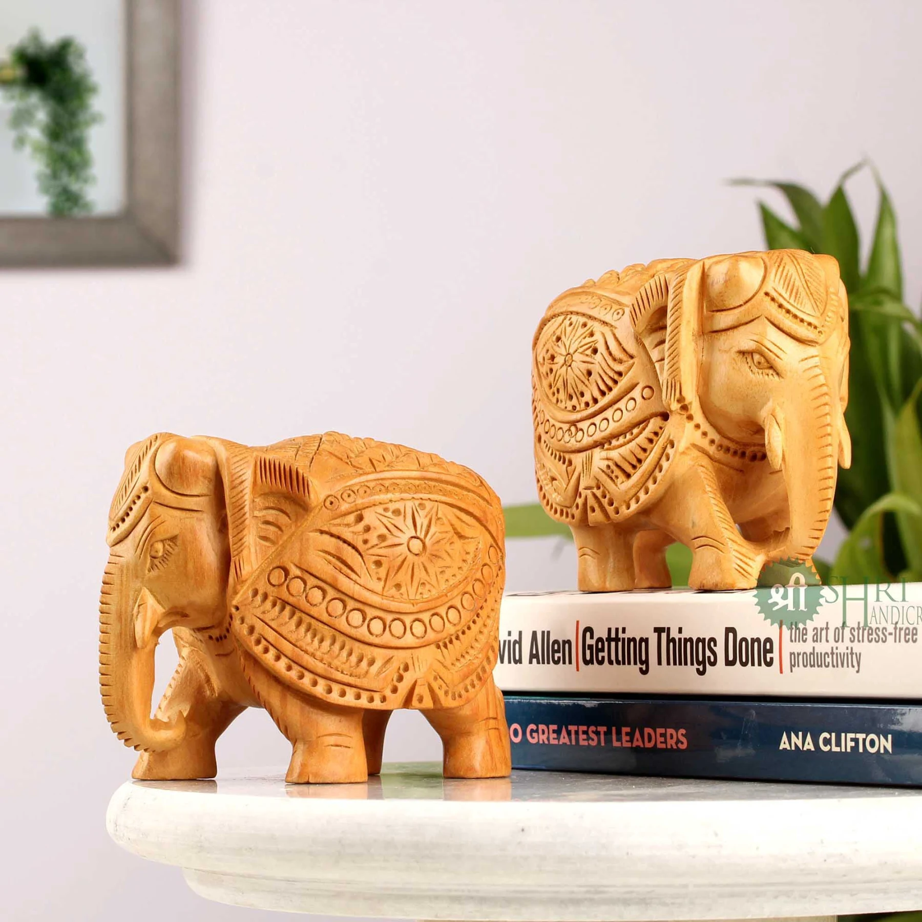 Набор деревянных фигурок слонов с опущенными хоботами Shri Handicrafts